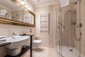 A modern bathroom with a large sink, toilet, and glass-enclosed shower. - Wzgórze Toskanii (Tarnowo Podgorne)
