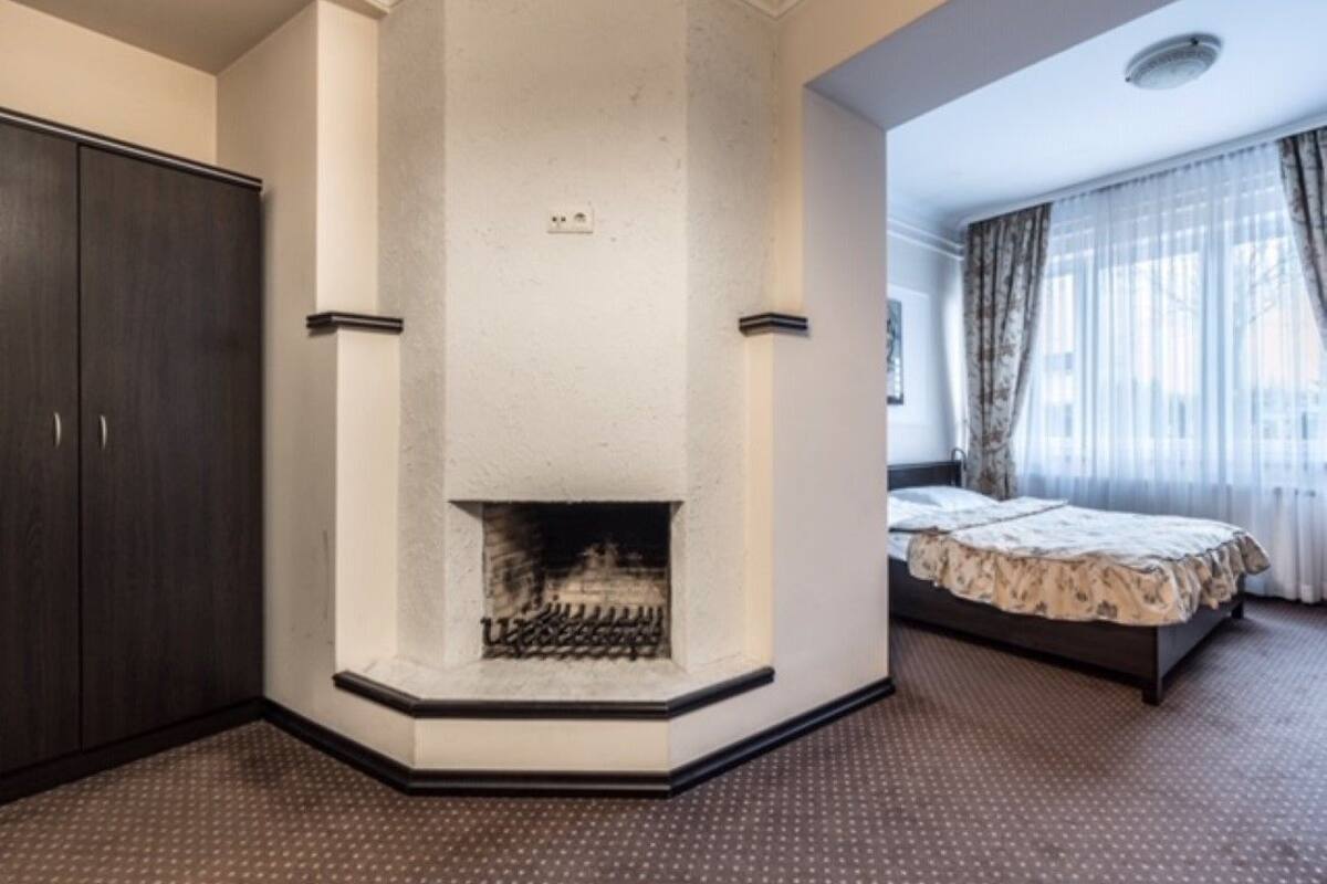 Business Suite, 1 King Bed, Non Smoking | In-room safe, desk, blackout drapes, soundproofing