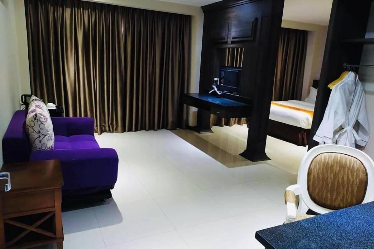 Executive Suite | Free WiFi, bed sheets, wheelchair access
