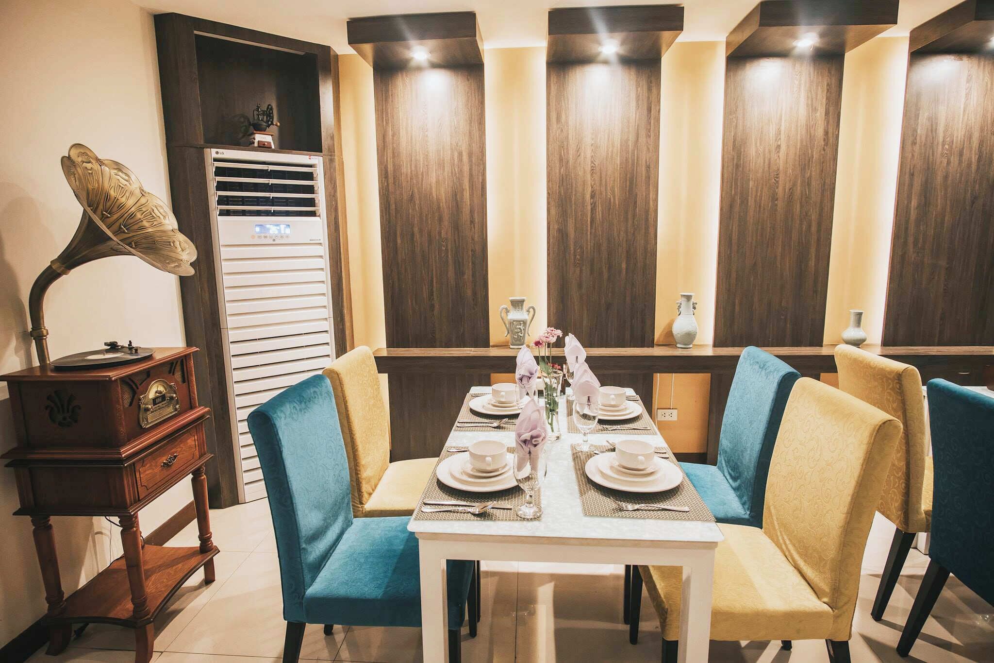 breakfast, lunch, dinner served; local and international cuisine