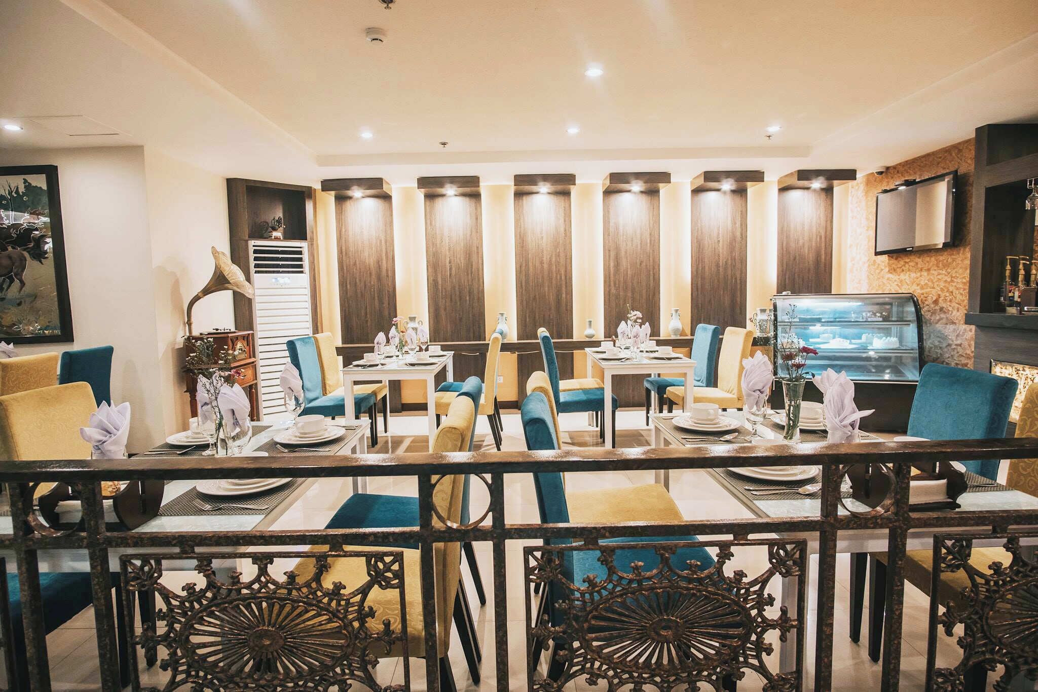 breakfast, lunch, dinner served; local and international cuisine