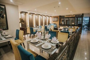 Desayuno a la carta todos los días (con cargo)