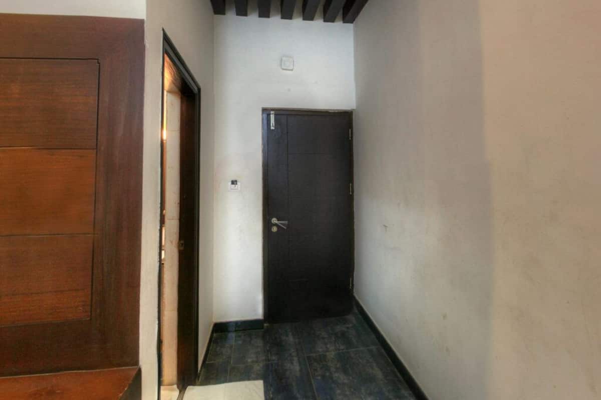 Deluxe Room | 1 bedroom, individually furnished, iron/ironing board, rollaway beds
