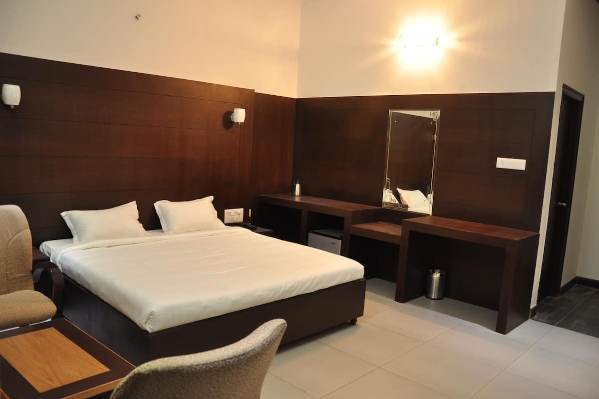 Executive Room | 1 bedroom, individually furnished, iron/ironing board, rollaway beds