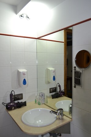 Economy Double or Twin Room, Non Smoking | Bathroom | Shower, free toiletries, hair dryer, towels - Hostal Santa Agueda (Tarazona)