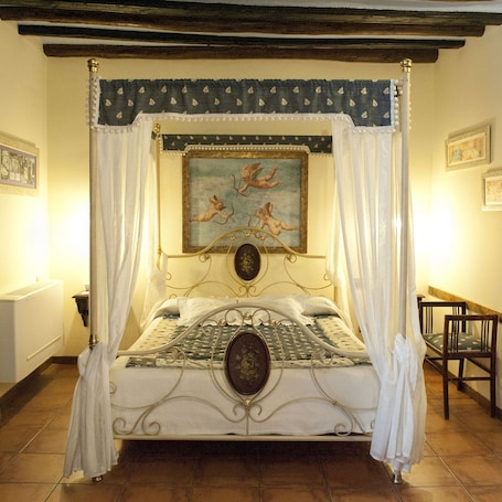 Doppel- oder Zweibettzimmer | Individuell dekoriert, individuell eingerichtet, Schreibtisch. Hostal Santa Agueda