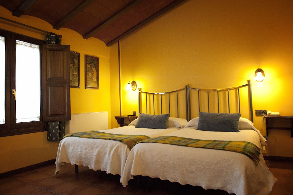 Decoración personalizada, muebles diferentes, escritorio y wifi gratis