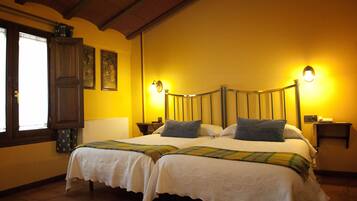 Vierpersoonskamer | Individueel gedecoreerd, individueel gemeubileerd, een bureau