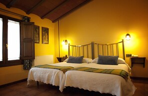 Quadruple Room | Individually decorated, individually furnished, desk, free WiFi - Hostal Santa Agueda (Tarazona)