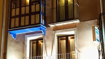 Voorkant accommodatie - avond/nacht