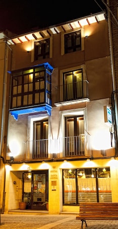 Fachada de la propiedad por la tarde o noche. Hostal Santa Agueda