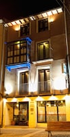 Un edificio de dos plantas con entrada a nivel de calle que indica 