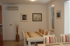 Villa | In-room dining