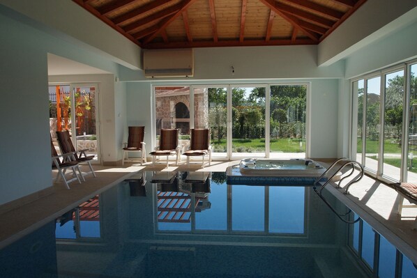 Indoor pool, sun loungers
