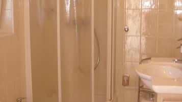 Villa | Bathroom | Shower, free toiletries, hair dryer, bidet