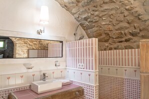 Ropa de cama de alta calidad, cubrecamas y minibar 