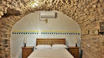 Habitación tradicional, 1 cama doble, accesible para personas con discapacidad (Tulipa) | Ropa de cama de alta calidad, edredones de plumas, minibar y caja fuerte