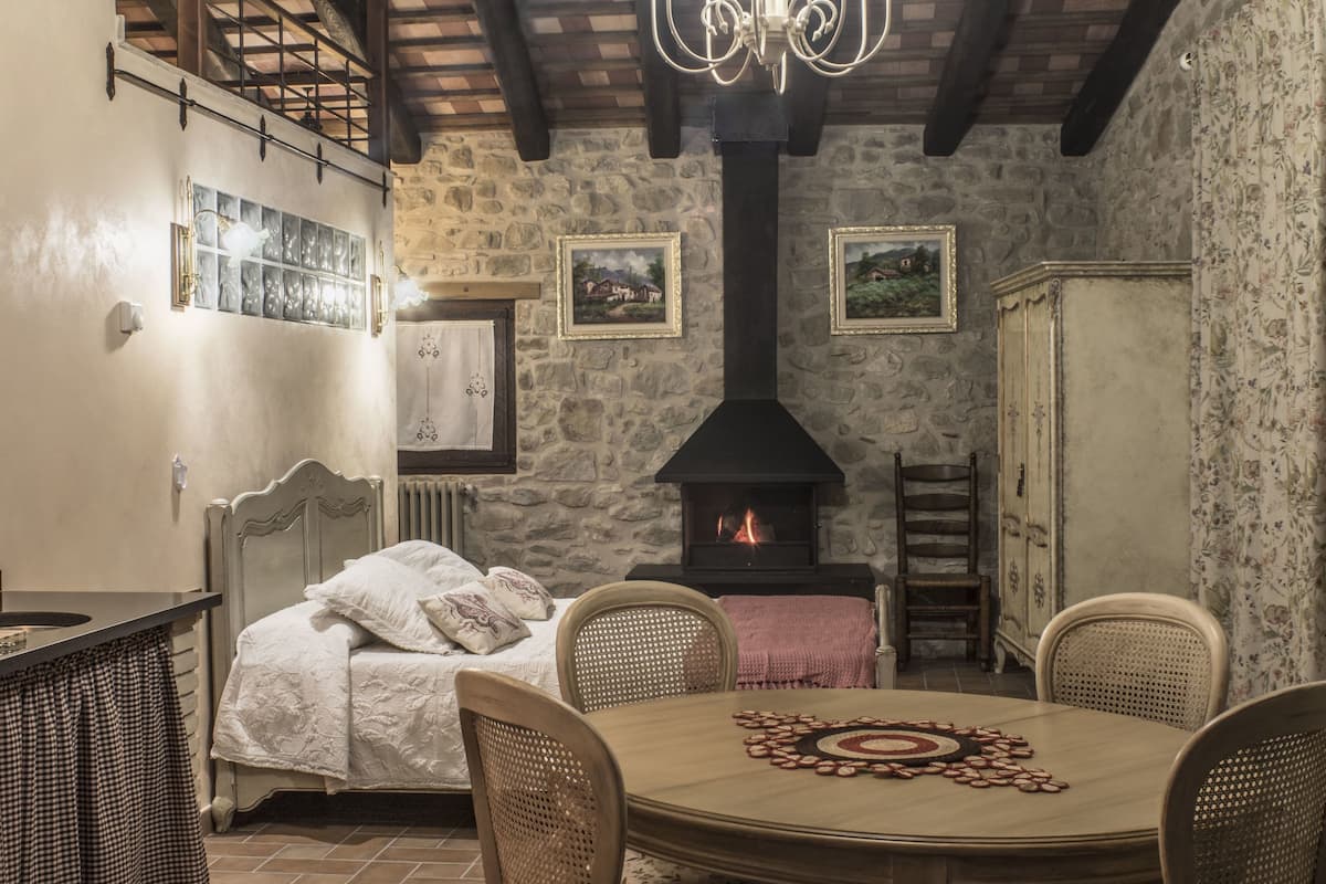 Ropa de cama de alta calidad, cubrecamas y minibar