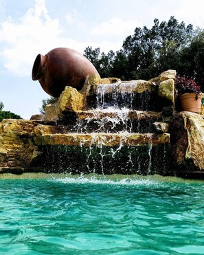 Una piscina al aire libre (de 09:00 a 23:30), sombrillas, tumbonas