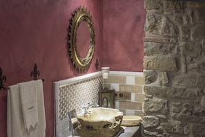 Double Room (Prunella) | Bathroom | Shower, rainfall showerhead, hair dryer, bidet - Mas Tulsà Rural (Palol de Revardit)