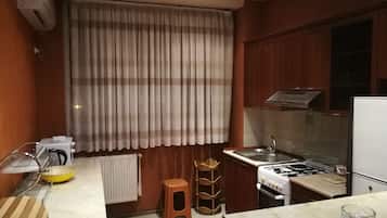 Refrigerador, horno, tetera eléctrica y utensilios de cocina