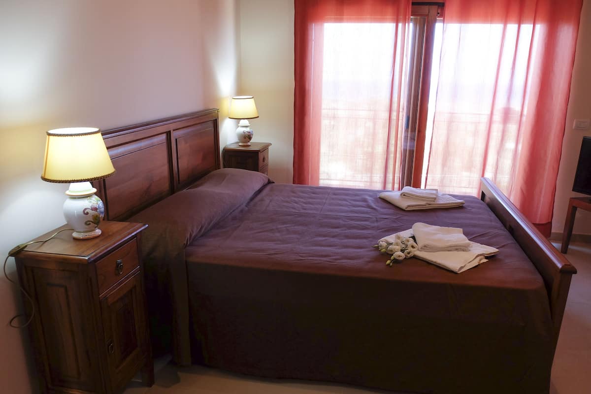 1 kamar tidur, meja kerja, tirai kedap cahaya, dan setrika/meja setrika