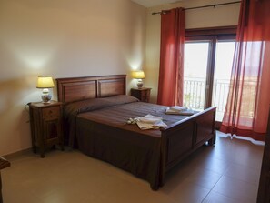 Schreibtisch, Verdunkelungsvorhänge, Bügeleisen/Bügelbrett