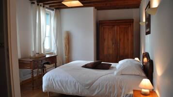 Double Room (Du Roy) | Individually decorated, individually furnished, cribs/infant beds