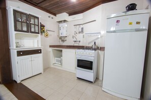 House | Private kitchen | Full-sized fridge, microwave, oven, cookware/dishes/utensils - My Home - Oslo (Gramado)