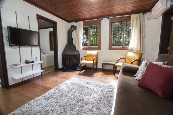 House | Living room | Flat-screen TV, fireplace - My Home - Oslo (Gramado)