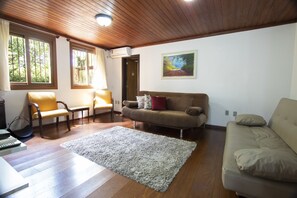 House | Living room | Flat-screen TV, fireplace - My Home - Oslo (Gramado)