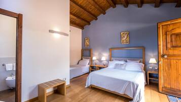 Minibar, Zimmersafe, individuell dekoriert, Schreibtisch