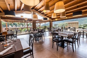 Frokost, lunsj og middag serveres, italienske retter, utsikt mot hagen