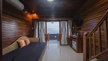 Familienzimmer, 2 Queen-Betten | Wohnbereich | Flachbildfernseher