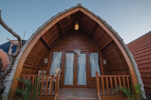 Minibar, caja de seguridad en la habitación y escritorio 