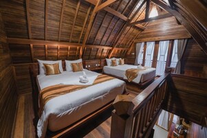 Minibar, caja de seguridad en la habitación y escritorio 