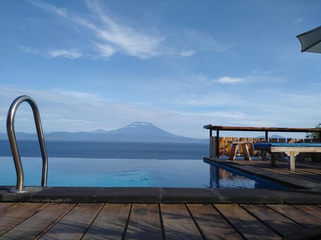 Outdoor pool, pool umbrellas, sun loungers
