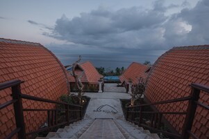 Minibar, caja de seguridad en la habitación y escritorio 