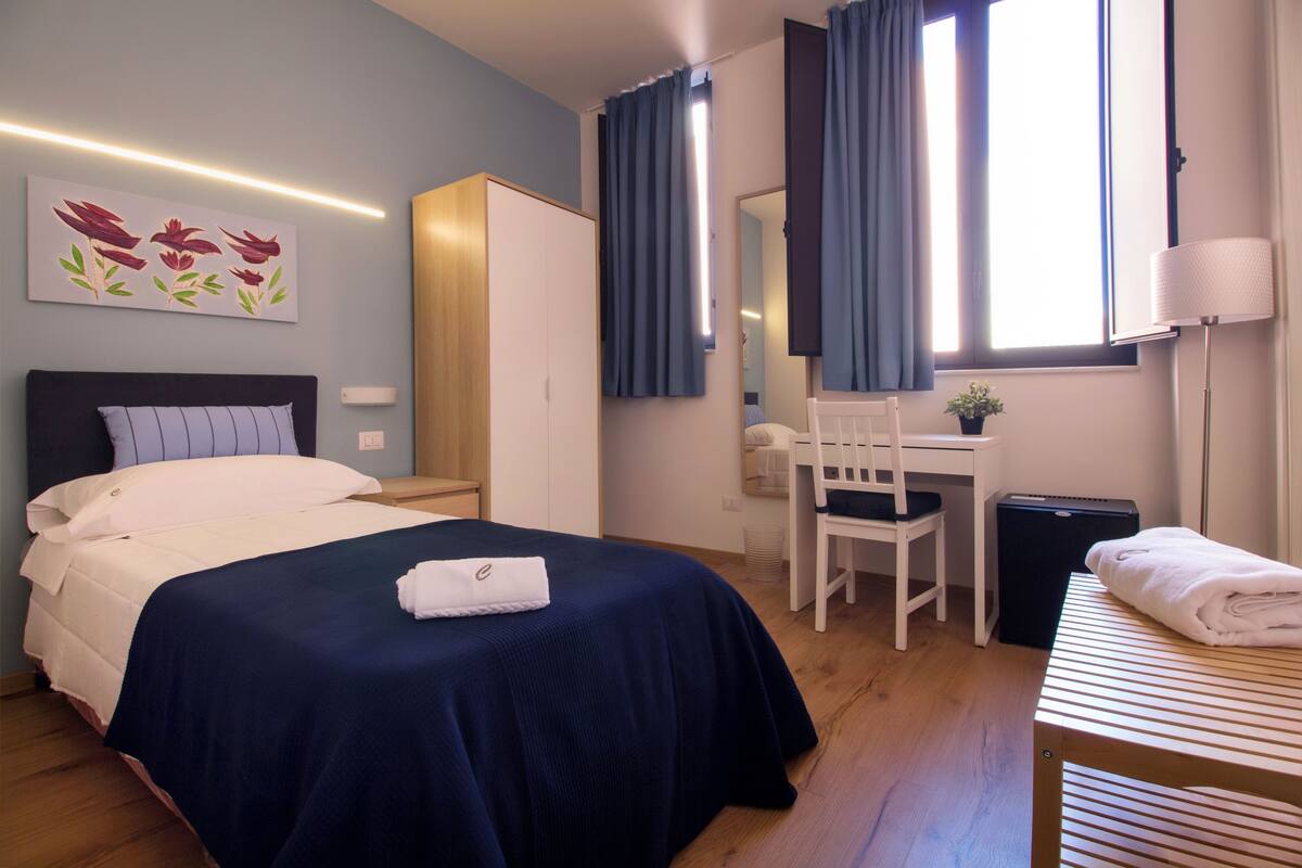 Ropa de cama hipoalergénica y caja de seguridad en la habitación