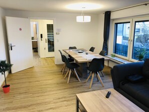 Apartment (am Park) | In-room dining