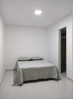 3 bedrooms, blackout curtains, soundproofing, rollaway beds - Suítes Olinda (Cabo Frio)