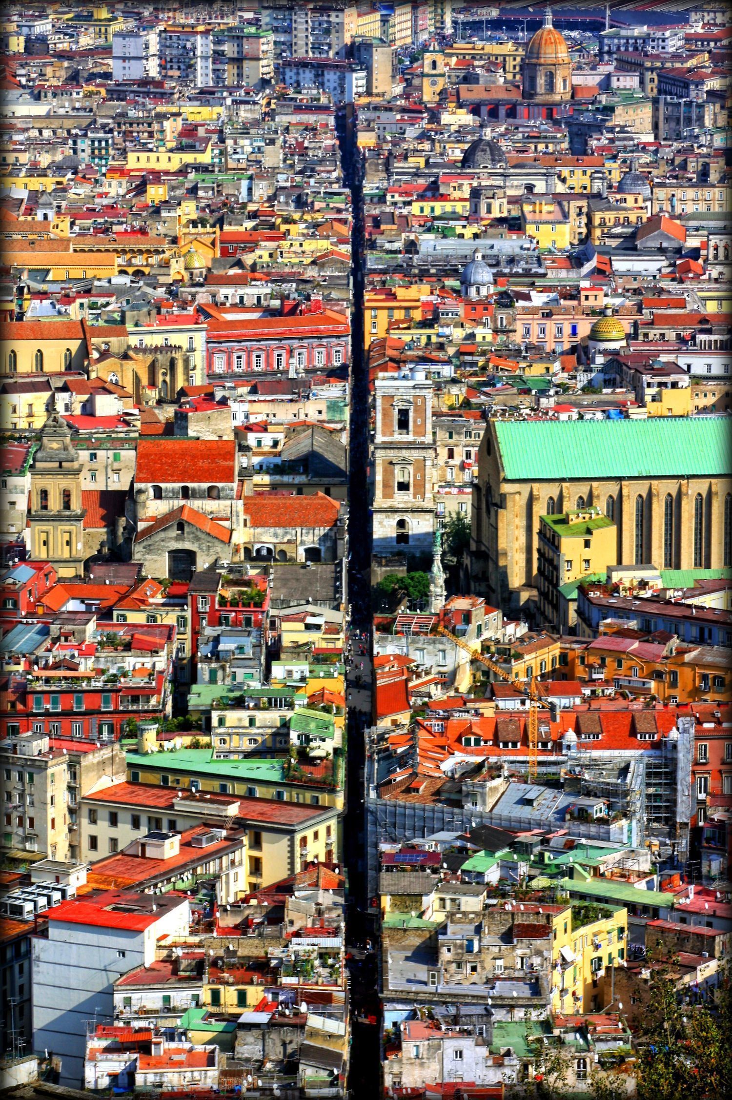 Un área urbana densa con una diversidad de estilos y colores de construcción.