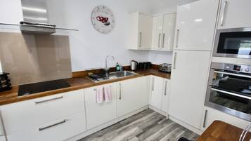 Deluxe Apartment, Multiple Beds, Non Smoking | Private kitchen