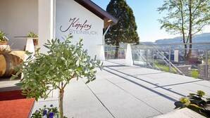 A modern building with a sign reading "Königs Steinbuck."