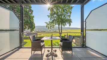 Comfort kamer, balkon | Een kluis op de kamer, een bureau, gratis wifi, beddengoed