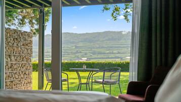 Chambre, terrasse | 1 chambre, coffres-forts dans les chambres, bureau, Wi-Fi gratuit