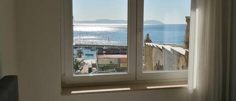 Sengetøy av topp kvalitet, safe på rommet og individuelt dekorert