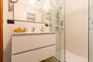 Shower, rainfall showerhead, hair dryer, bidet - Napoli d'Amare (Naples)