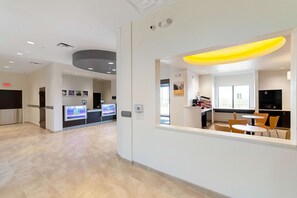 Lobby - Motel 6 Austin, TX - Airport (Austin)