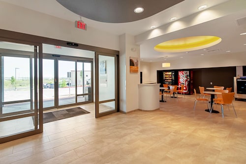 Studio 6 Austin, TX - Airport